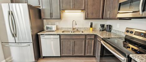 Refrigerador, microondas, horno, placa de cocina