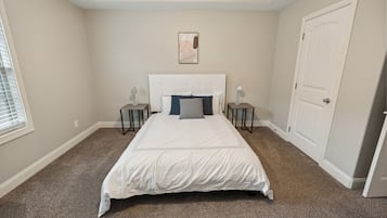 2 habitaciones, escritorio y tabla de planchar con plancha