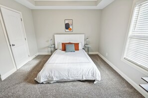 2 Schlafzimmer, Schreibtisch, Bügeleisen/Bügelbrett, Reisekinderbett