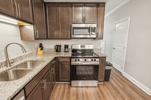 Een koelkast, een microgolfoven, een oven, een kookplaat