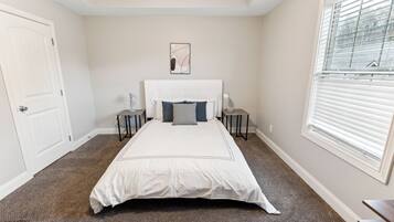 2 chambres, bureau, fer et planche à repasser, lit parapluie