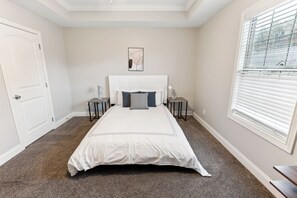 2 Schlafzimmer, Schreibtisch, Bügeleisen/Bügelbrett, Reisekinderbett