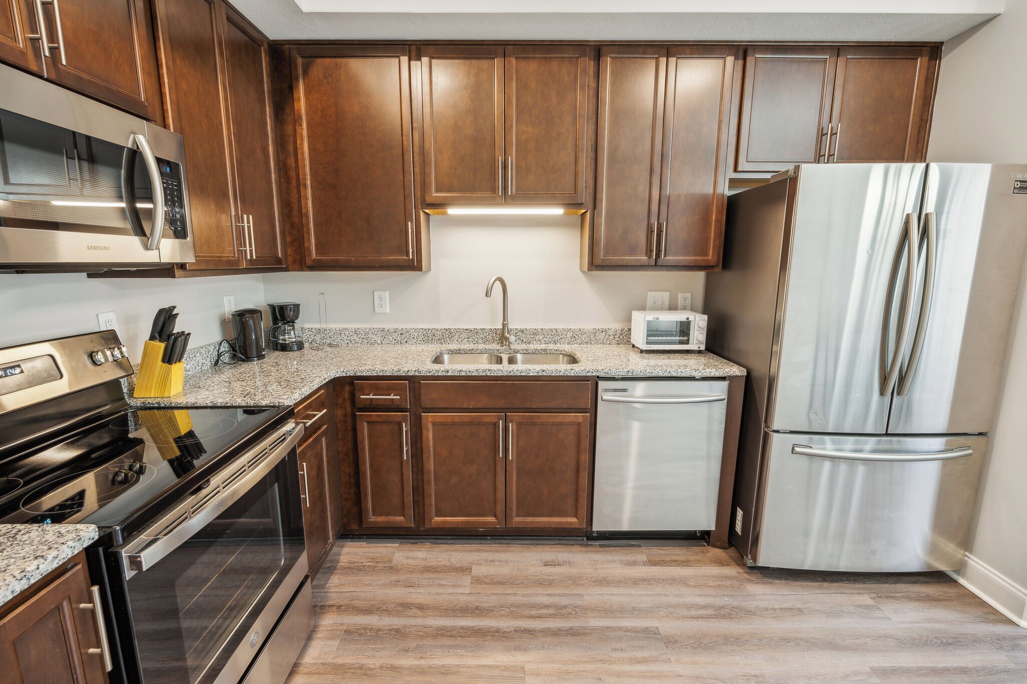 Kühlschrank, Mikrowelle, Ofen, Herdplatte