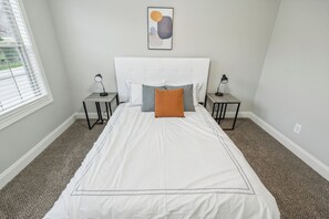 2 Schlafzimmer, Schreibtisch, Bügeleisen/Bügelbrett, Reisekinderbett