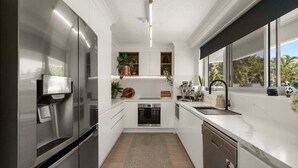 Unclassified image, 5 of 22, button - Direct Beachfront Location! (Gold Coast)