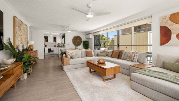 Unclassified image, 1 of 22, button - Direct Beachfront Location! (Gold Coast)