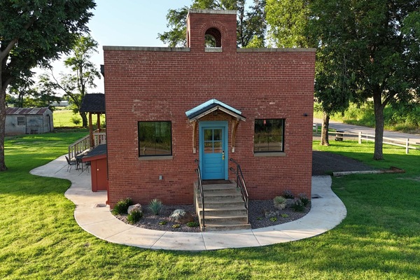 The Schoolhouse is more than a stay—it’s an invitation to slow down. A perfect setting for readaway vacations, sewing weekends, yoga retreats, birding retreats, or a cozy girls’ getaway in Oklahoma’s most charming small town.