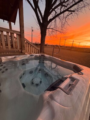 Outdoor spa tub
