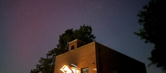 Designer Schoolhouse Retreat- King Beds, Family Friendly, Event Friendly and Game Day Ready!