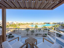 Dúplex de lujo, vistas a la piscina | Zona de estar | Televisión LCD de 45 pulgadas con canales por satélite