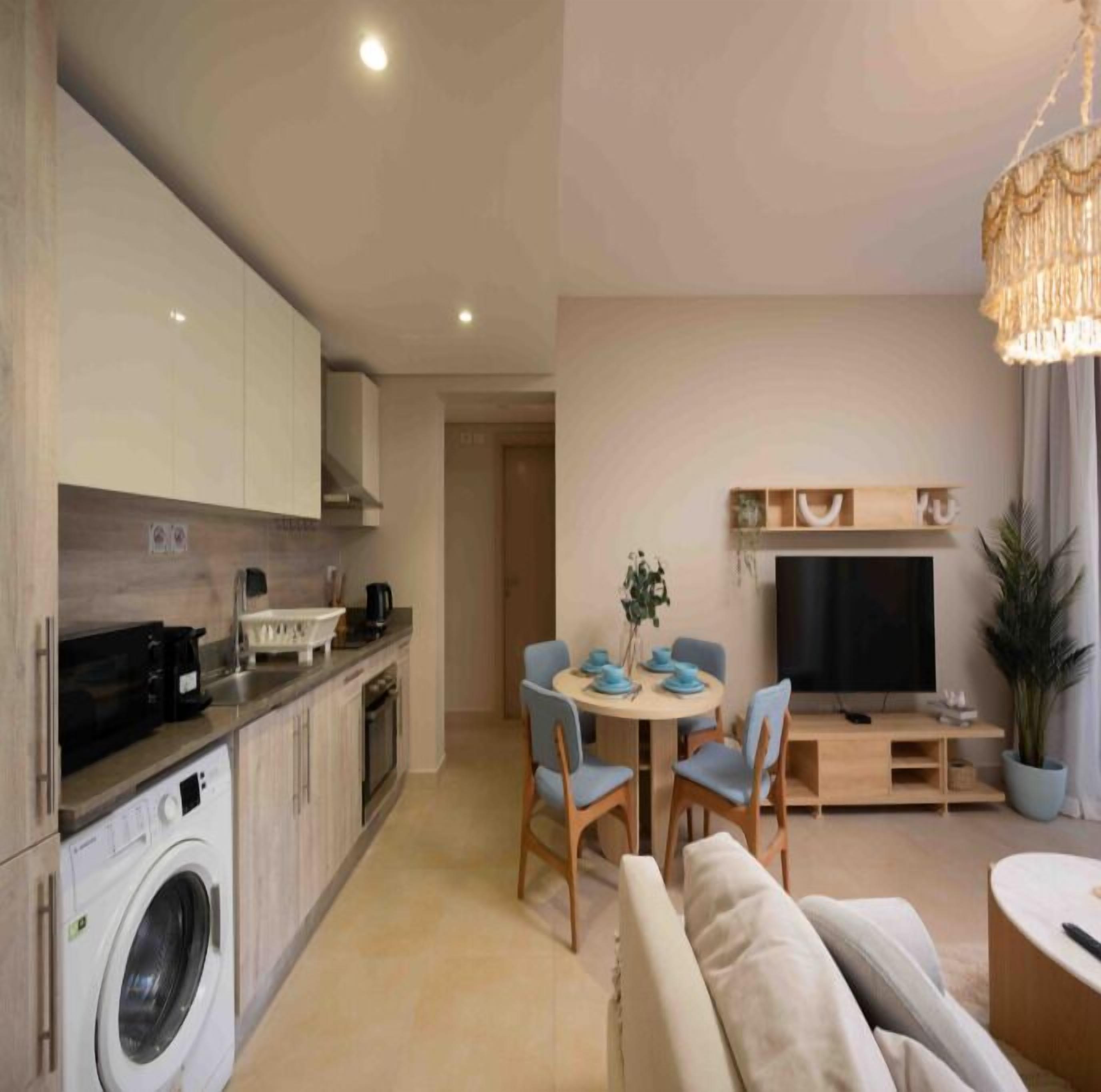 Eine moderne Wohnung mit Küche, Essbereich und Wohnzimmer.