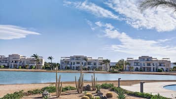 Ein Resort mit mehrstöckigen Gebäuden, einem Pool und Wüstenlandschaft.