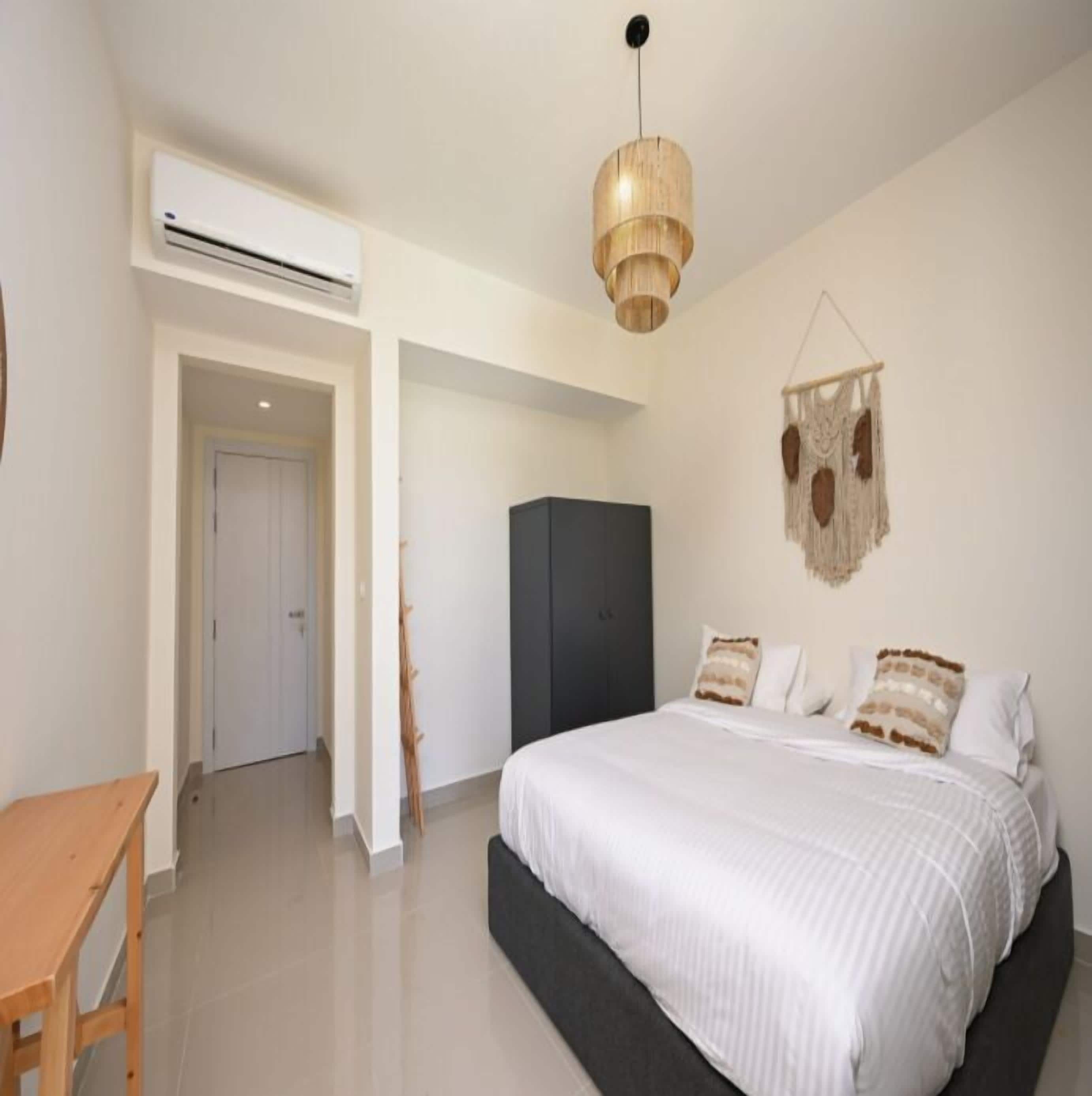 Leilighet – premier, bassengutsikt | Minibar (inkludert), skrivebord og skrivebord for bærbar PC