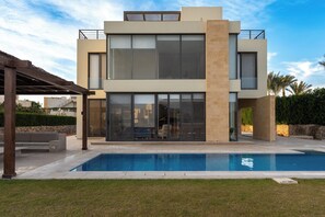 Villa de lujo, vistas al canal | Minibar con artículos gratuitos y escritorio