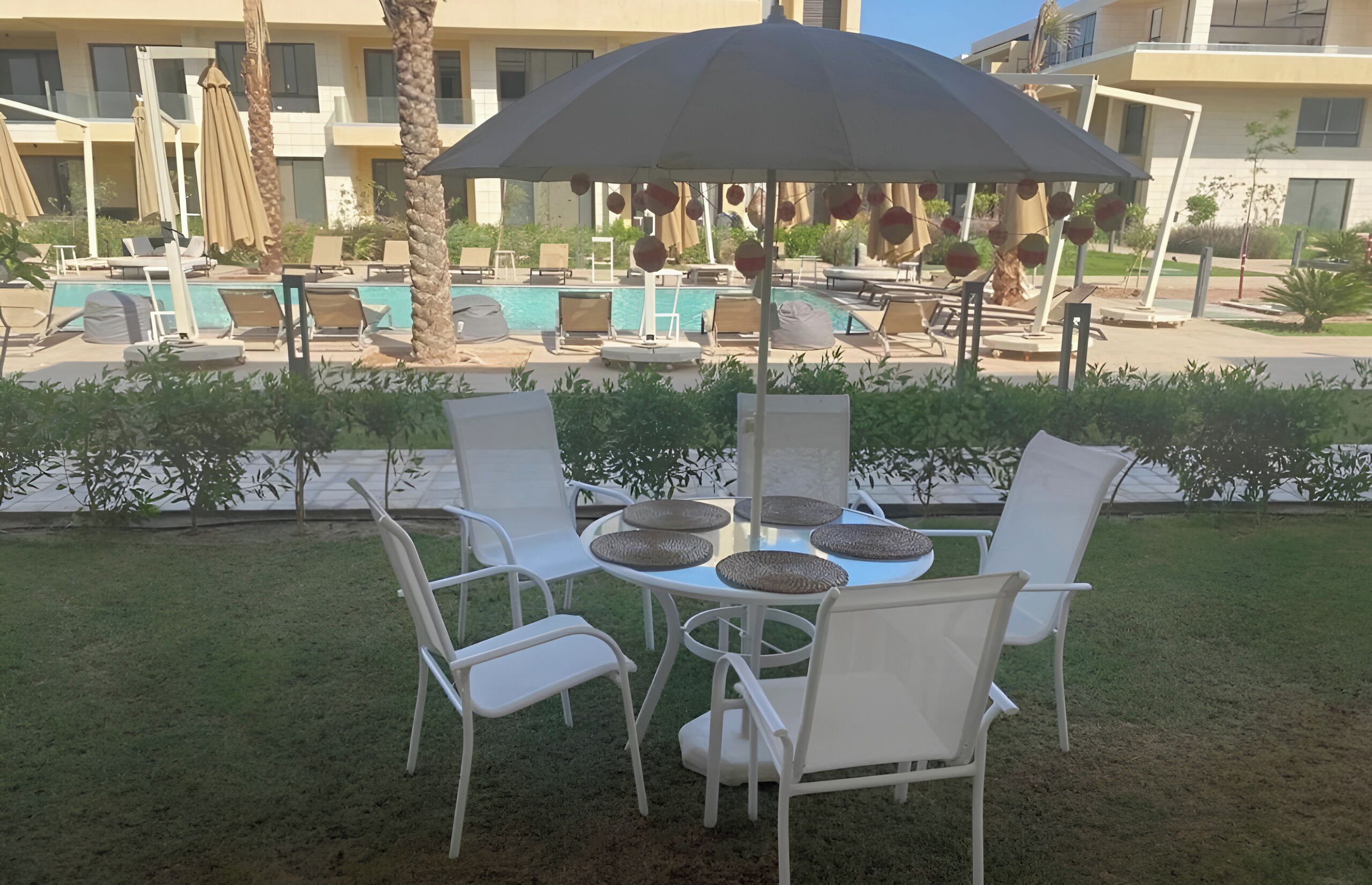 Leilighet – premium, 3 soverom, bassengutsikt | Oppholdsområde | En 45-tommers LCD-TV med Parabol-TV