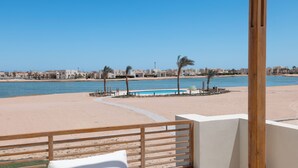 A balcony with a view of a beach and a pool. - El Gouna - BIRD NEST (El Gouna)