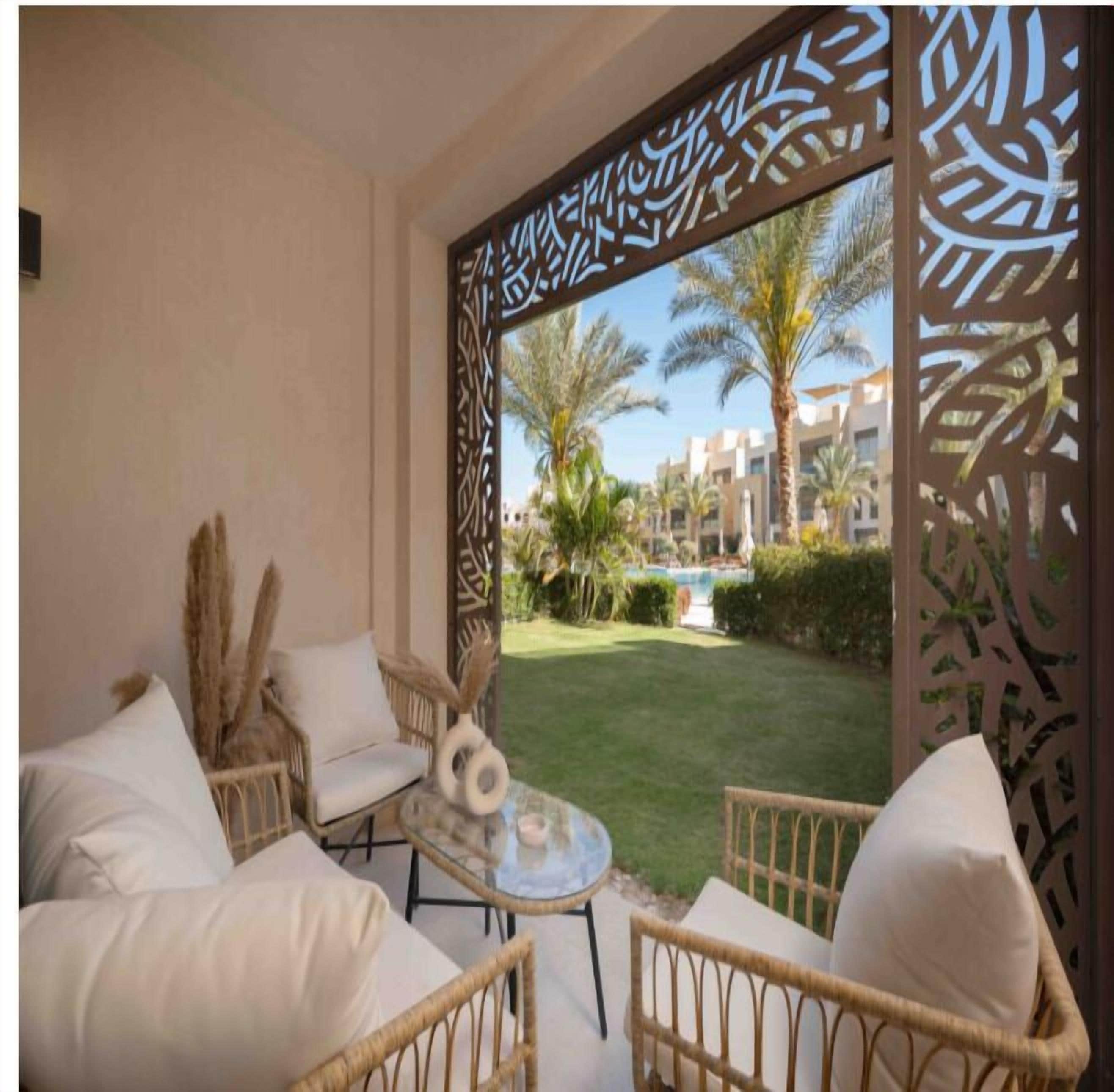 Leilighet – superior, bassengutsikt | Oppholdsområde | En 45-tommers LCD-TV med Parabol-TV