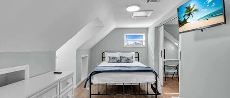3 bedrooms, desk, iron/ironing board, WiFi