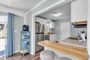 Fridge, microwave, oven, stovetop - Sarasota Cottage w/ Heated Salt Water Pool (Sarasota)