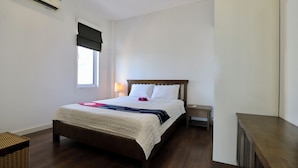 1 slaapkamer, een bureau, een laptopwerkplek, verduisterende gordijnen