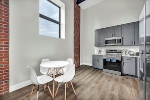 Dining - Charming 2-bedroom apartment in brilliant Cleveland with AC, WiFi (Cleveland)