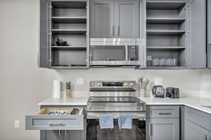 Private kitchen - Charming 2-bedroom apartment in brilliant Cleveland with AC, WiFi (Cleveland)