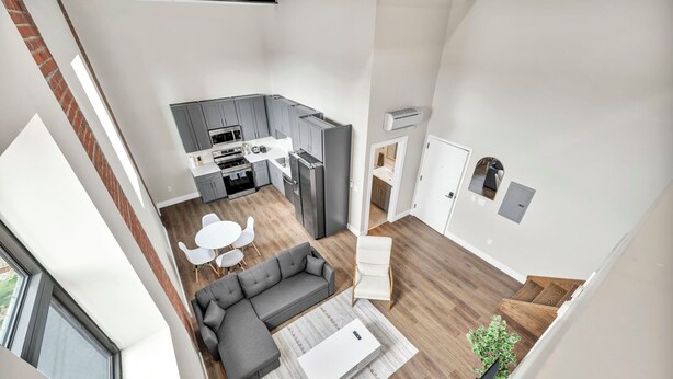 Un appartement moderne comprenant un salon, une cuisine et un coin repas.