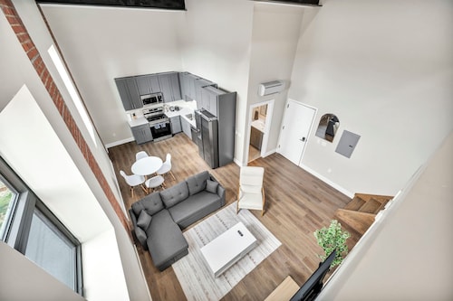 Charming 2-bedroom apartment in brilliant Cleveland with AC, WiFi