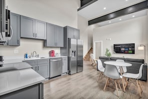 Interior - Charming 2-bedroom apartment in brilliant Cleveland with AC, WiFi (Cleveland)