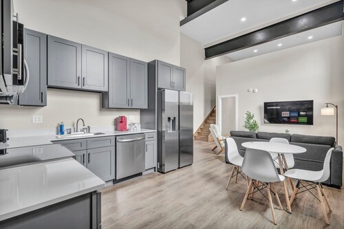 Charming 2-bedroom apartment in brilliant Cleveland with AC, WiFi