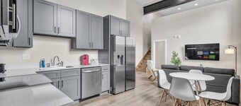 Charming 2-bedroom apartment in brilliant Cleveland with AC, WiFi