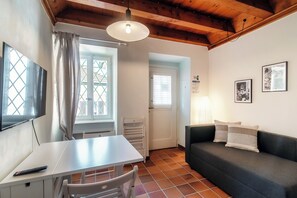 Appartement Confort | Coin séjour | Télévision à écran plat de 32 pouces avec chaînes par satellite