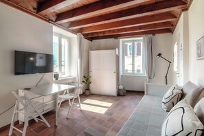 Junior Studio | Living area | 32-inch flat-screen TV with satellite channels - Pardo Apartments  (Locarno)