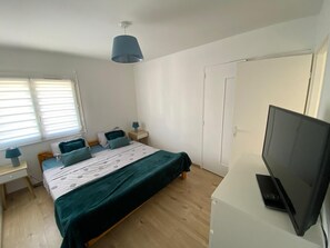 2 bedrooms, free WiFi, bed sheets - Le Boucanet ground and garden level, 30 meters from the beach. Ideal for families & SUP (Le Grau-du-Roi)