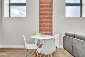 Dining - Loft+2Bd+65"TV+8 Min from DT CLE (Cleveland)