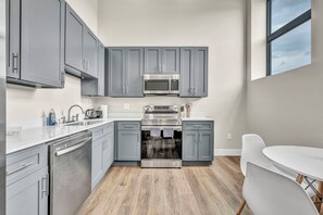 Fridge, microwave, oven, dishwasher - Loft+2Bd+65"TV+8 Min from DT CLE (Cleveland)