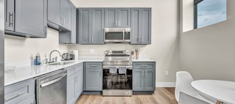 Loft+2Bd+65"TV+8 Min from DT CLE