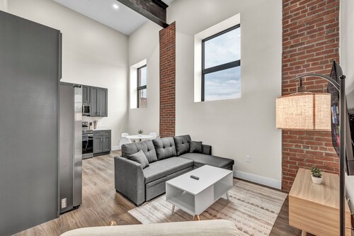 Loft+2Bd+65"TV+8 Min from DT CLE
