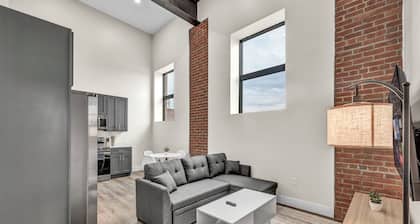 Loft+2Bd+65"TV+8 Min from DT CLE