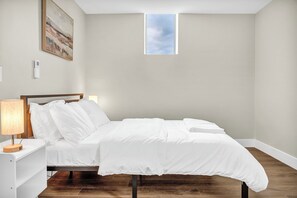 2 habitaciones, caja de seguridad en la habitación y escritorio 