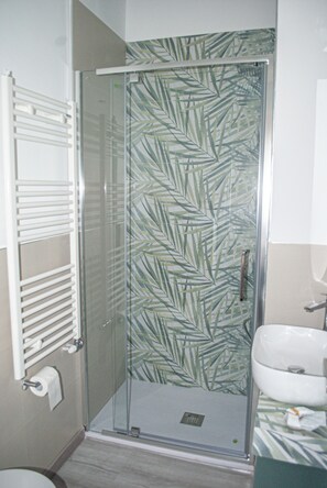 Ducha, secador de pelo, bidet, toallas