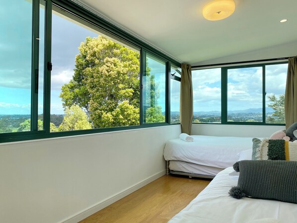 6 bedrooms, iron/ironing board, WiFi, bed sheets - Cosy family house in Massey with Good View (Auckland)
