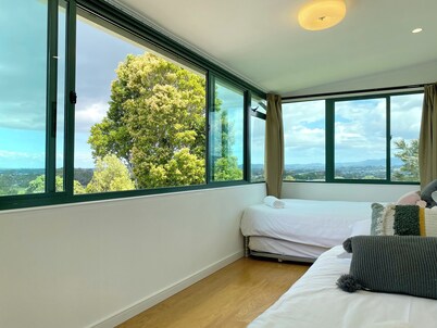 Cosy family house in Massey with Good View
