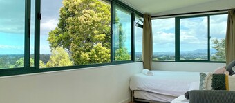 Cosy family house in Massey with Good View