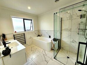 Shower, hair dryer, towels, soap - The Cozy Oasis (Napier)