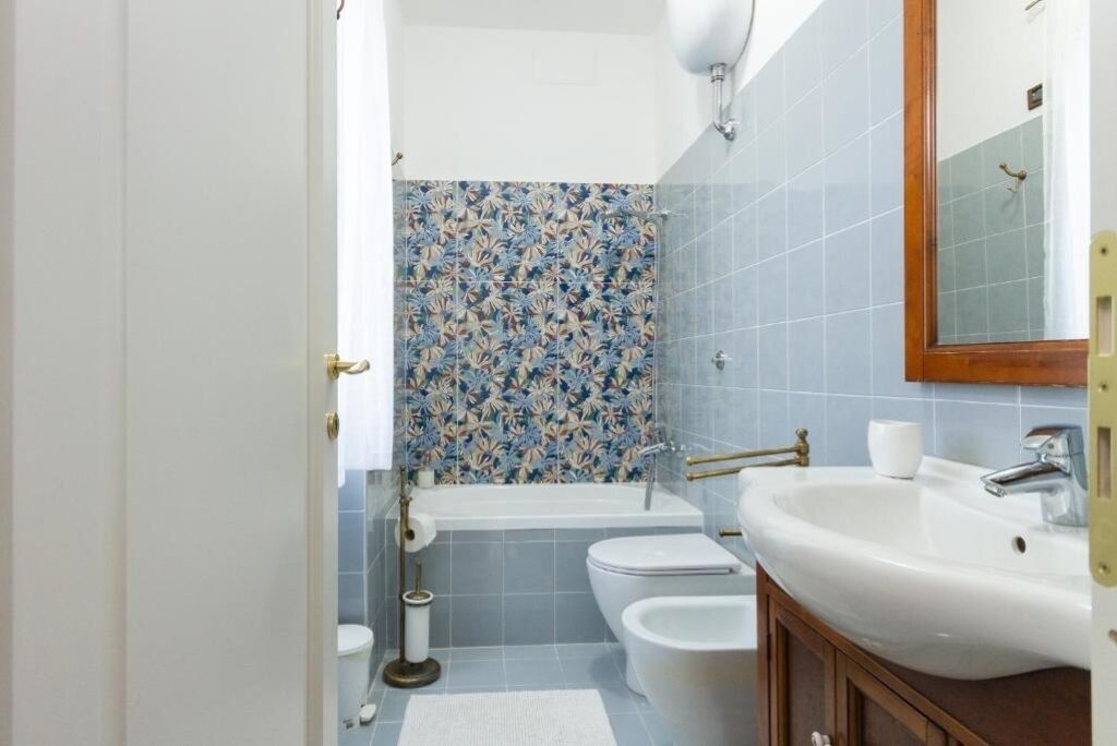 Ein Badezimmer mit einer Badewanne, Toilette und Waschbecken.