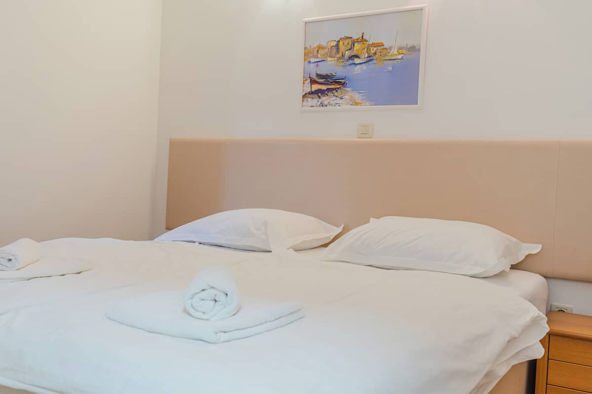 Departamento Deluxe, balcón, vista al mar | 1 habitación, caja de seguridad en la habitación y escritorio