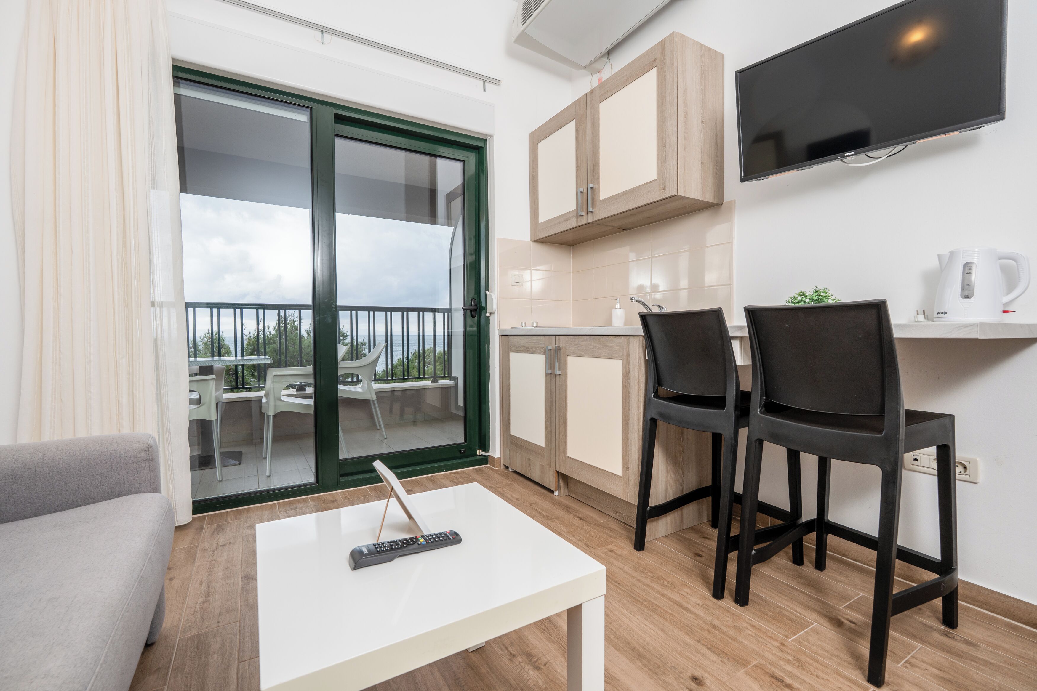 Superior appartement | Woonruimte | Een 80-cm televisie met satellietzenders