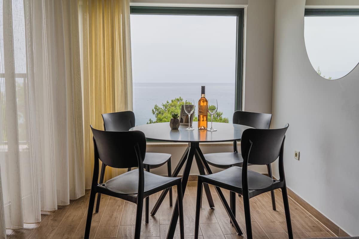 Departamento superior, balcón, vista al mar | Servicio a la habitación