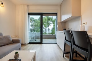 Perushuoneisto | Oleskelualue | 80–senttinen televisio, jossa satelliittikanavat